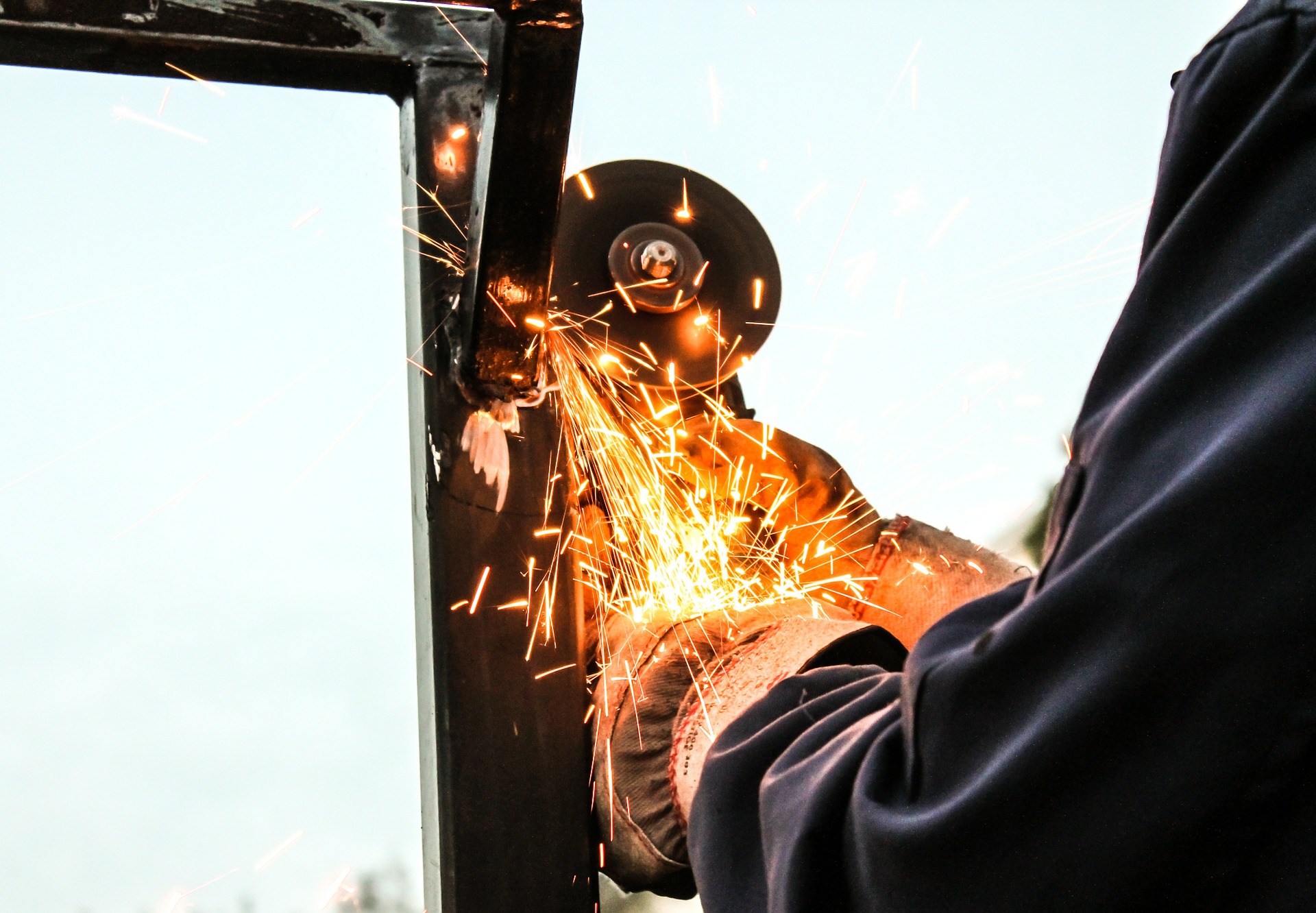 Winkelschleifer im Einsatz als Praxisbezug für Industriemeister Metall