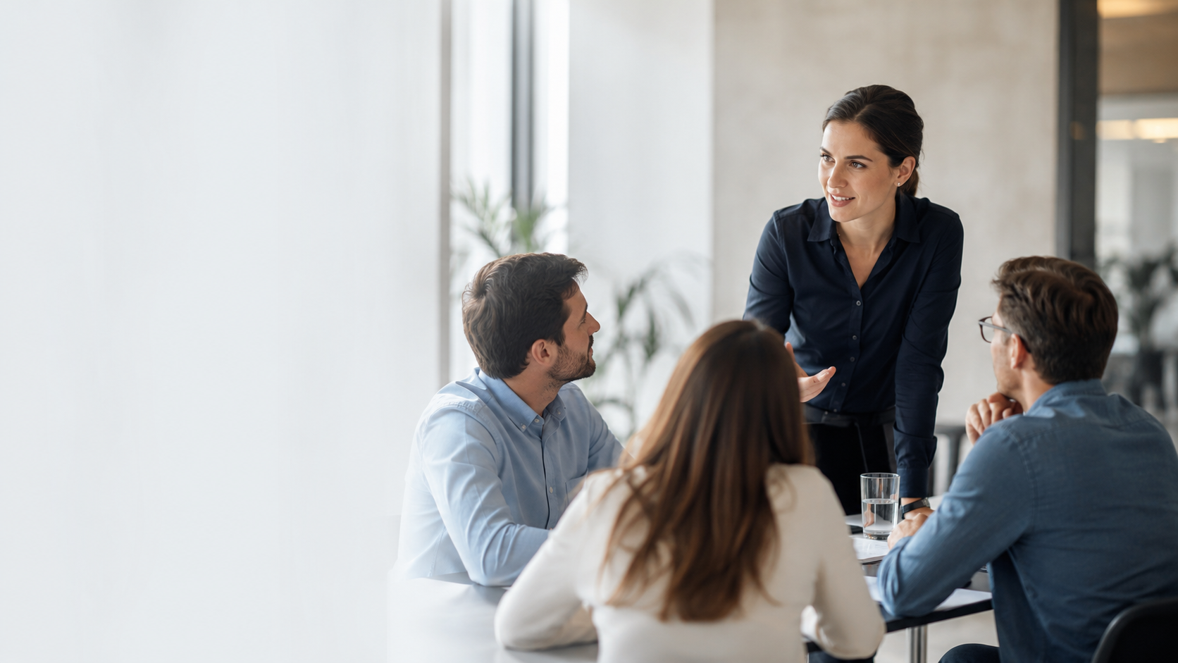 Führungskraft im Mitarbeitergespräch, Teammeeting und Beratungssituation